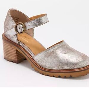 Seychelles Leather or Suede Mary Janes - Lock and Key size 7 silver